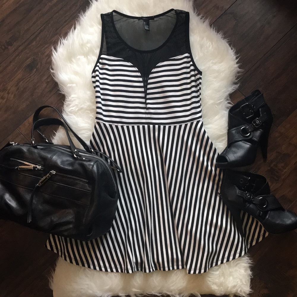 π· Black & white striped dress - Picture 1 of 8